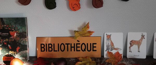 Panneau bibliothèque avec décorations d'automne