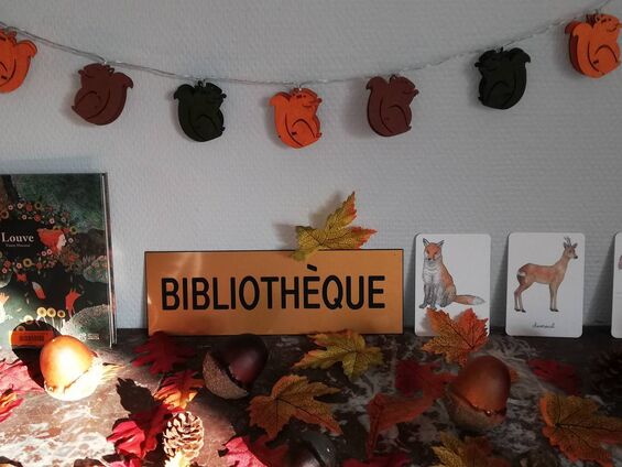 Panneau bibliothèque avec décorations d'automne